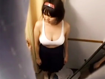 【JC試着室盗撮adaruto動画】胸が急激に大きくなりすぎて制服が小さくなった女子生徒にセクハラする店員ｗｗ