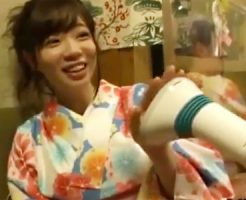 【マシンバイブadaruto動画】居酒屋でアダルトグッズモニターを募集…初詣帰りの晴れ着を着た巨乳女性マジイキｗｗ