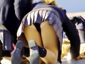 【JKパンチラ盗撮adaruto動画】カメラ固定するのに前屈みになるミニスカ制服の女子高生…黒パンティーが丸見えｗｗ